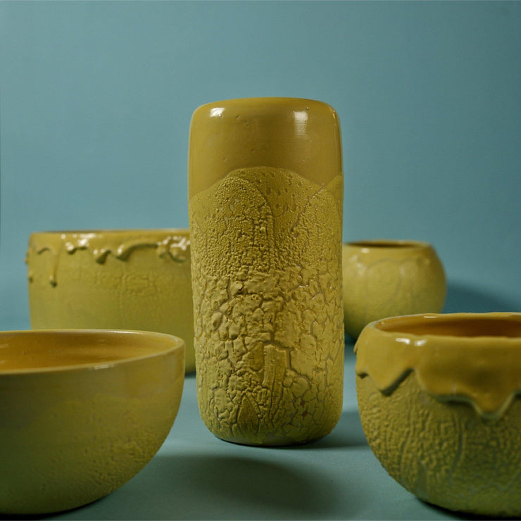 Fissure Vase sulfur yellow in ceramica- VULCA by Agus Garrigou X MENAFUECO studio